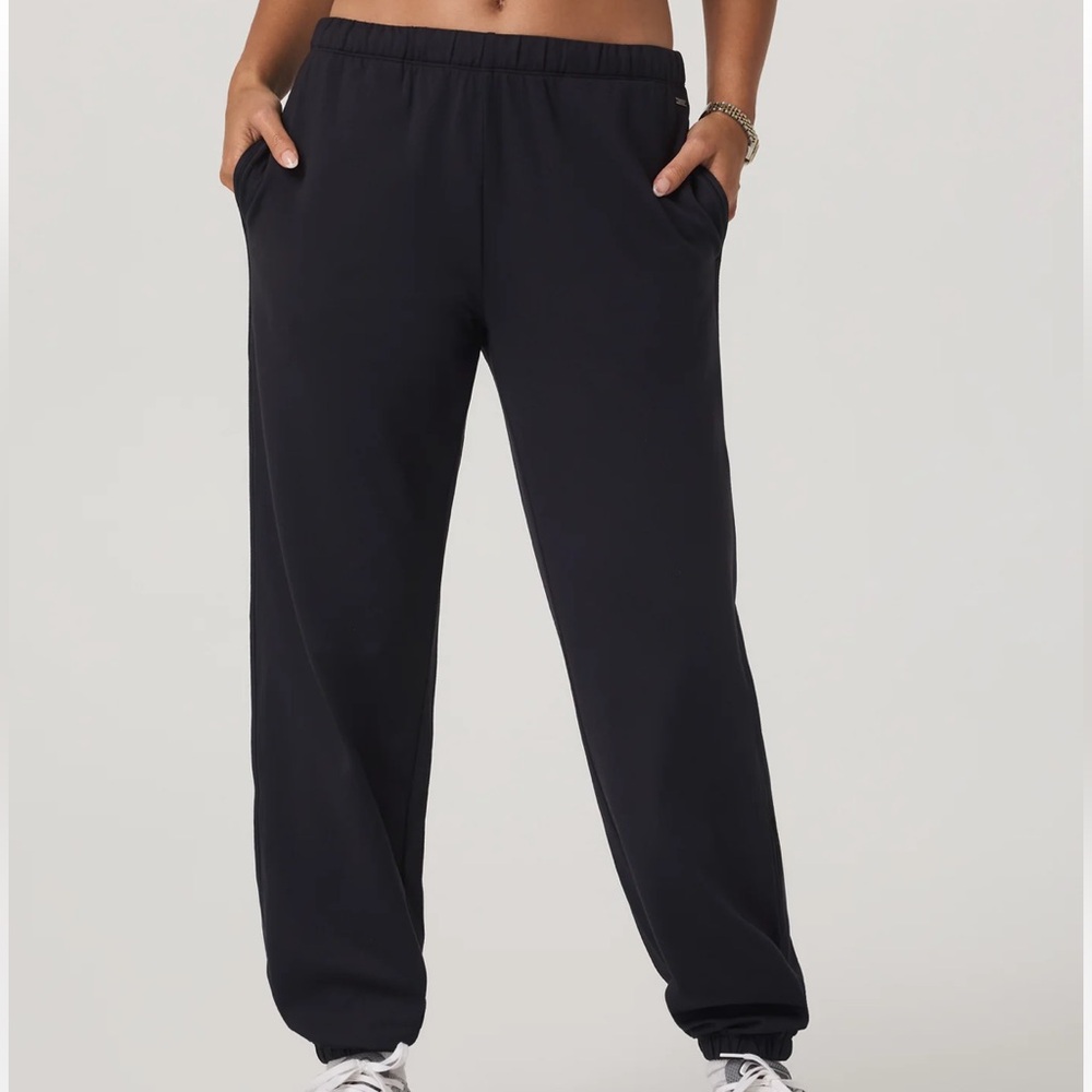 Vuori Halo Modern Sweatpant in Solid Black Size Medium